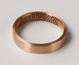 Ehering mit graviertem Fingerabdruck
