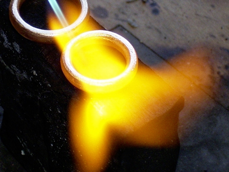 Ringe aus 999/000 ethical Gold werden ausgeglüht