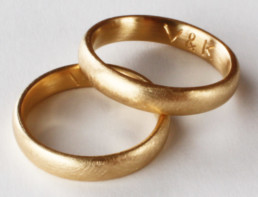 Initialiengravur in Trauringen aus öko-fairtrade Gold