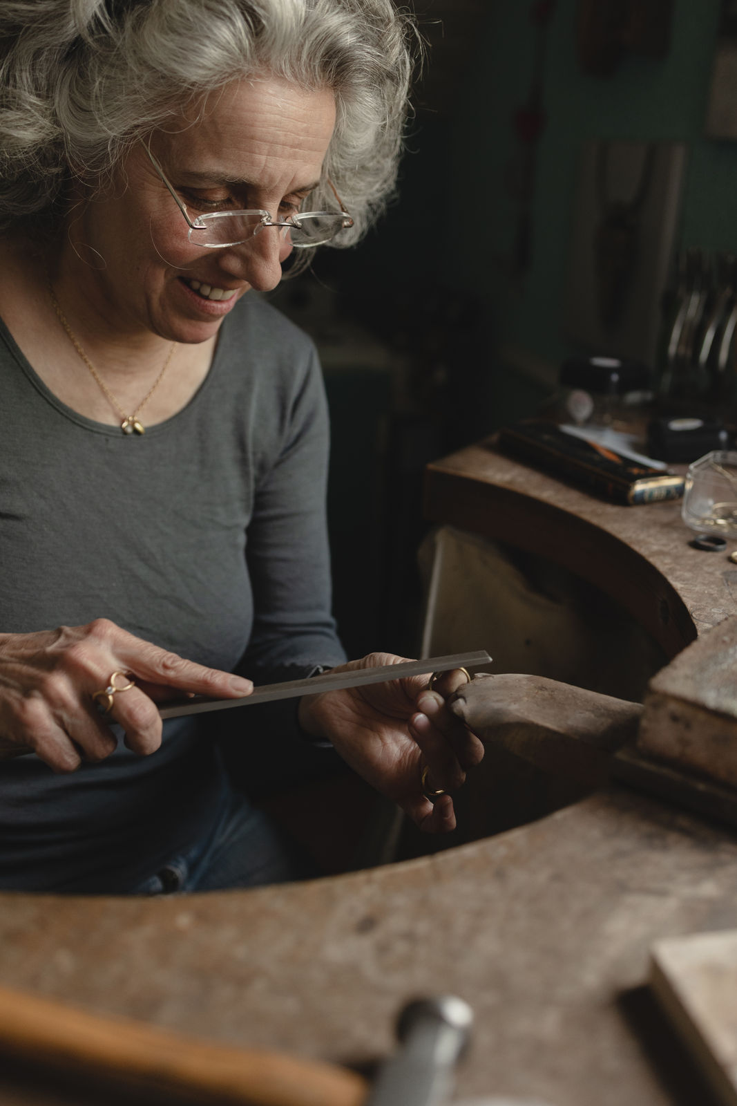 Petra Hoch-Dosch am Werktisch mit der Feile in der Hand